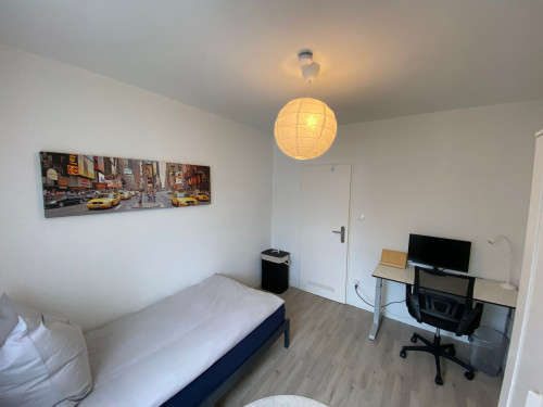 Newly renovated and modern furnished two bedroom apartment in central location - Gallery - 9
