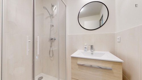 Big double ensuite bedroom near Parc Clemenceau - Gallery - 5