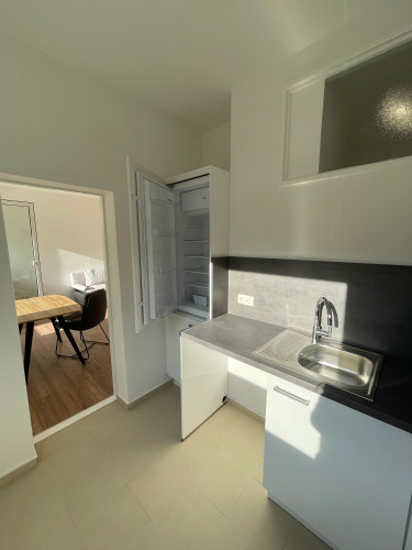 Modern apartment located in trendy part of Schöneberg