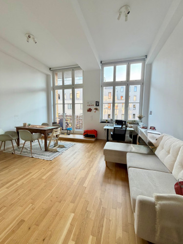 Bright, Stylish Apartment in the Heart of Mitte with Balcony