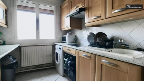 Room in a shared 4-bedroom apartment for rent in Floréal-Allende-Mutuelle for professionals and students.