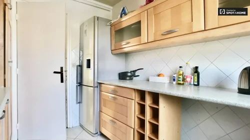 Room in a shared 4-bedroom apartment for rent in Floréal-Allende-Mutuelle for professionals and students.