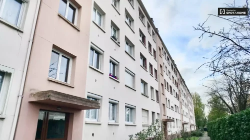 Room in a shared 4-bedroom apartment for rent in Floréal-Allende-Mutuelle for professionals and students.