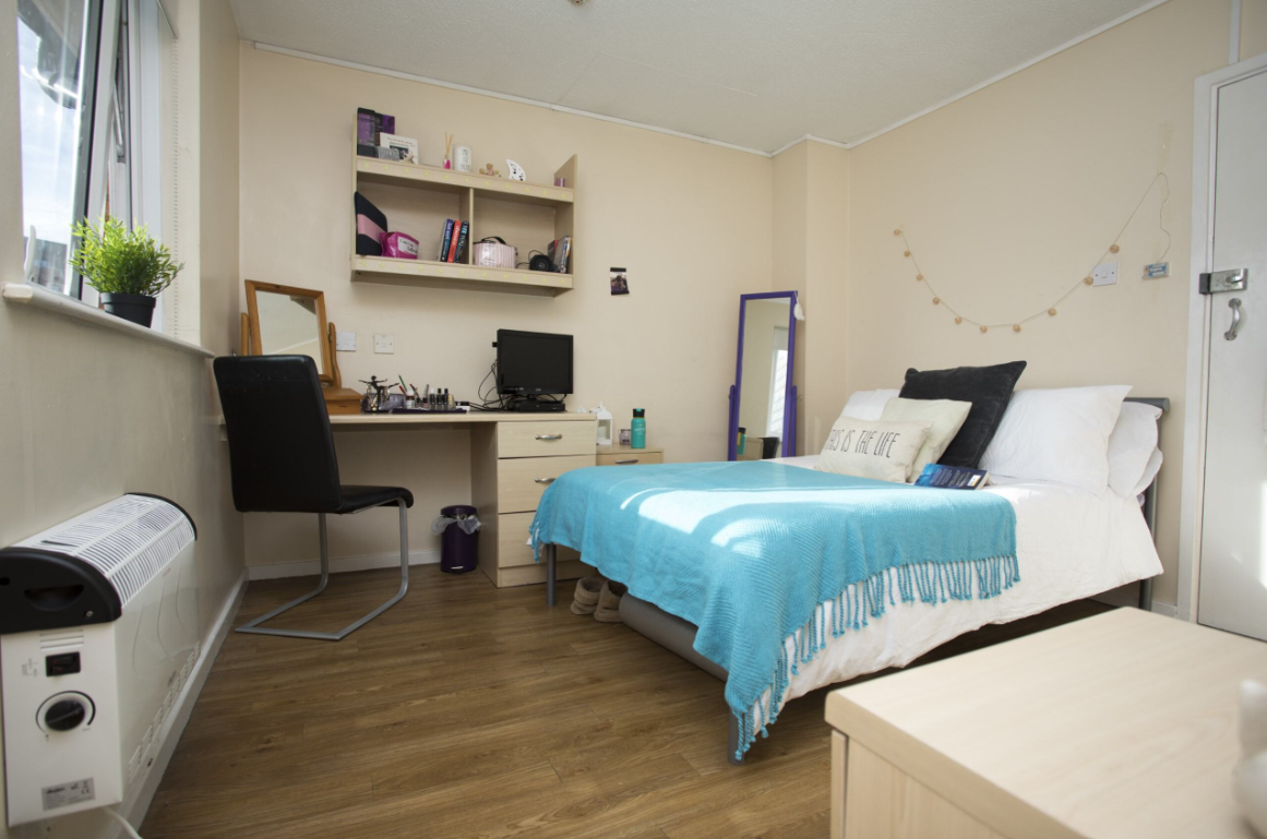 Gold Ensuite - Manchester Court - Gallery - 1