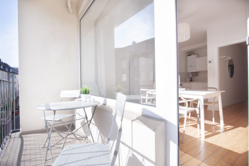 ***Sunny apartment with a view of the Rhine Tower in the heart of the Media Harbour***