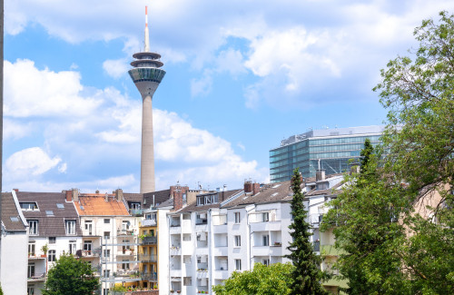 ***Sunny apartment with a view of the Rhine Tower in the heart of the Media Harbour***