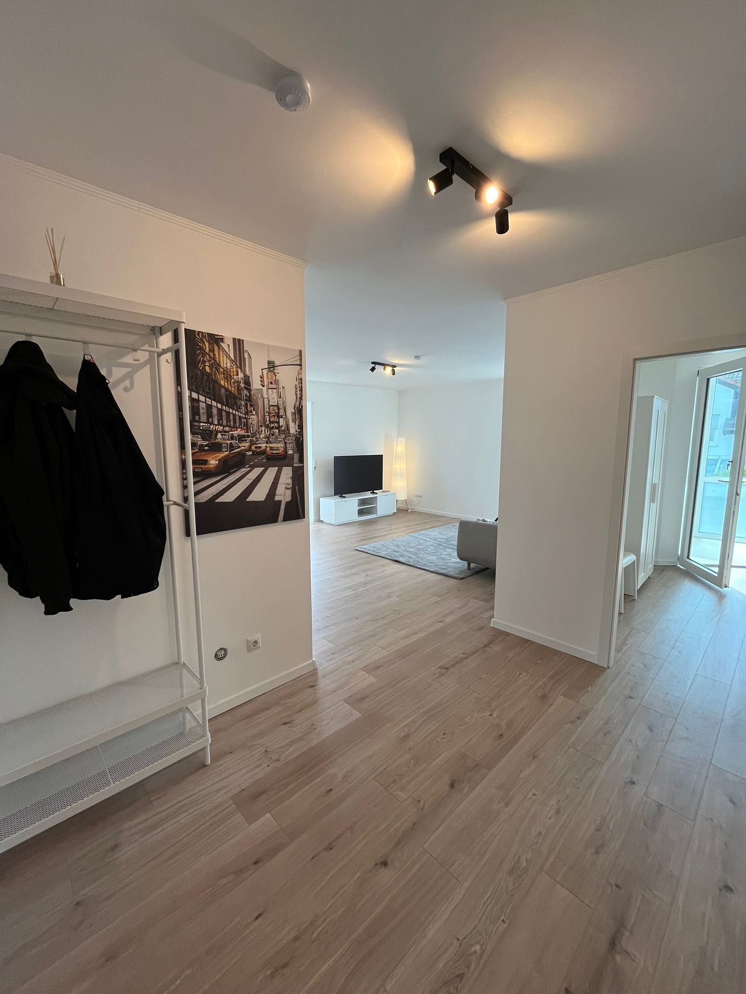 Bright, Newly Renovated Apartment With Smart Home Features & Luxury Bed – First Occupancy - Bright, newly renovated apartment with smart home features & luxury bed – first occupancy - Gallery - 11
