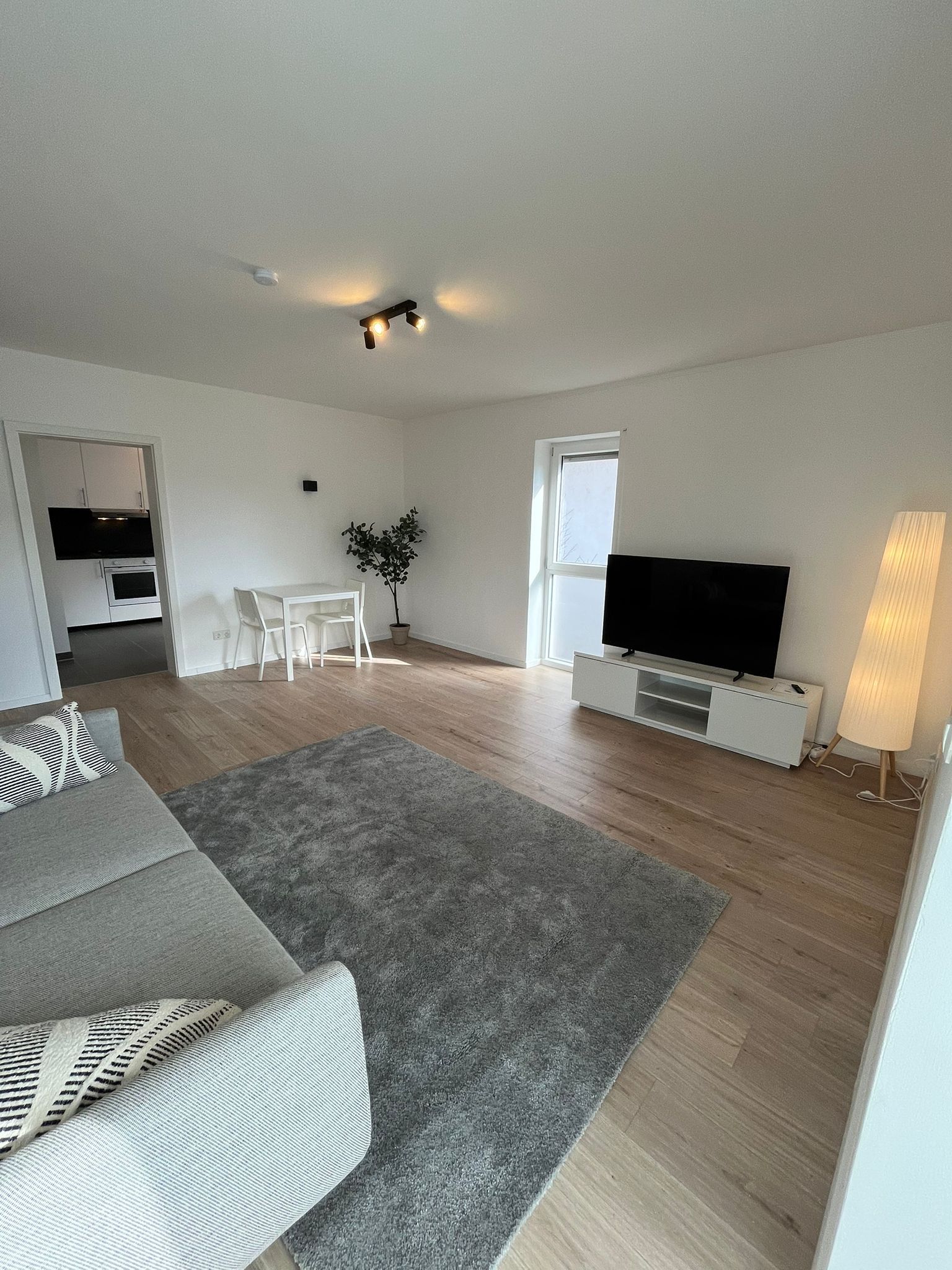 Bright, Newly Renovated Apartment With Smart Home Features & Luxury Bed – First Occupancy - Bright, newly renovated apartment with smart home features & luxury bed – first occupancy - Gallery - 13