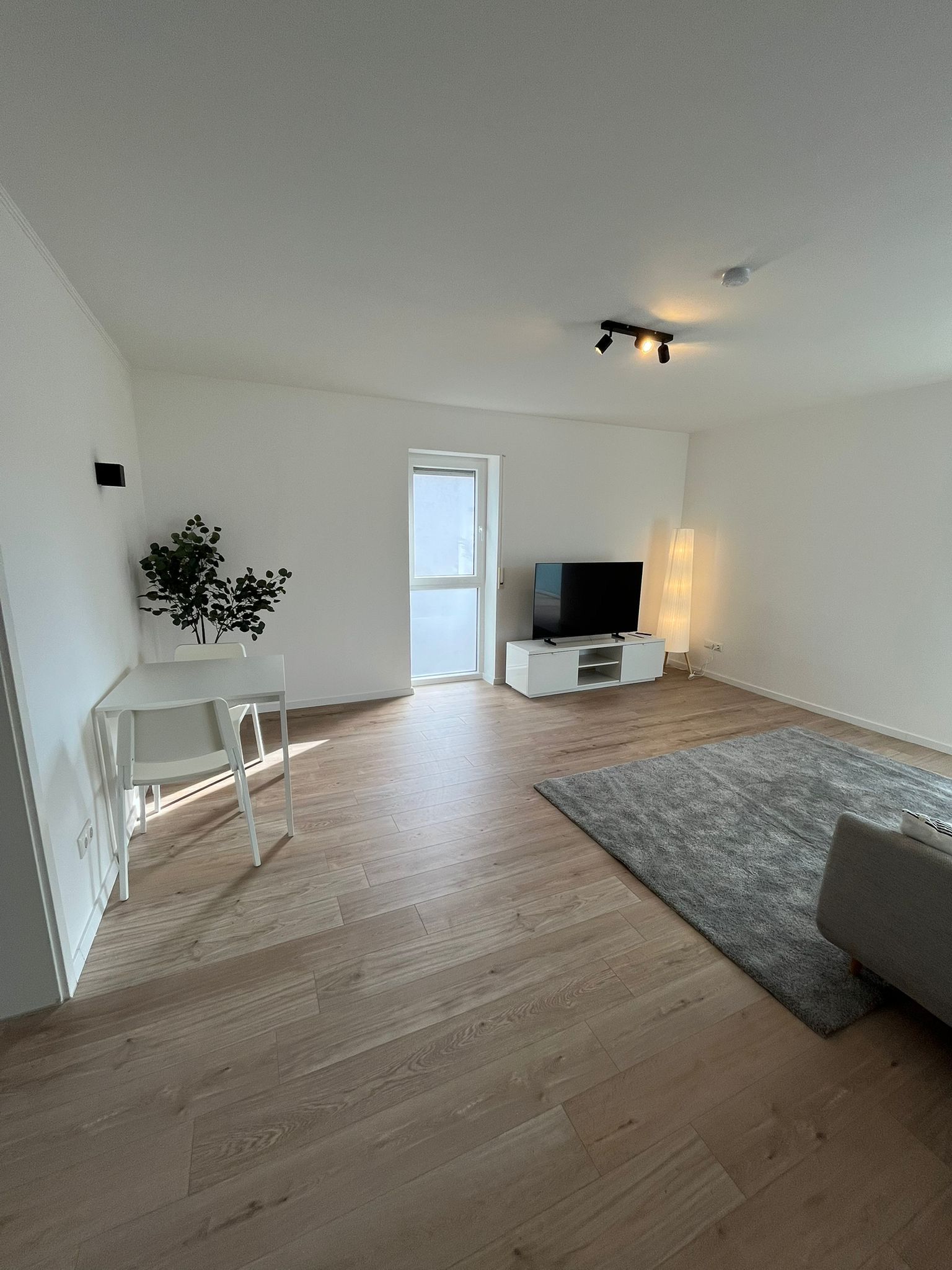Bright, Newly Renovated Apartment With Smart Home Features & Luxury Bed – First Occupancy - Bright, newly renovated apartment with smart home features & luxury bed – first occupancy - Gallery - 16
