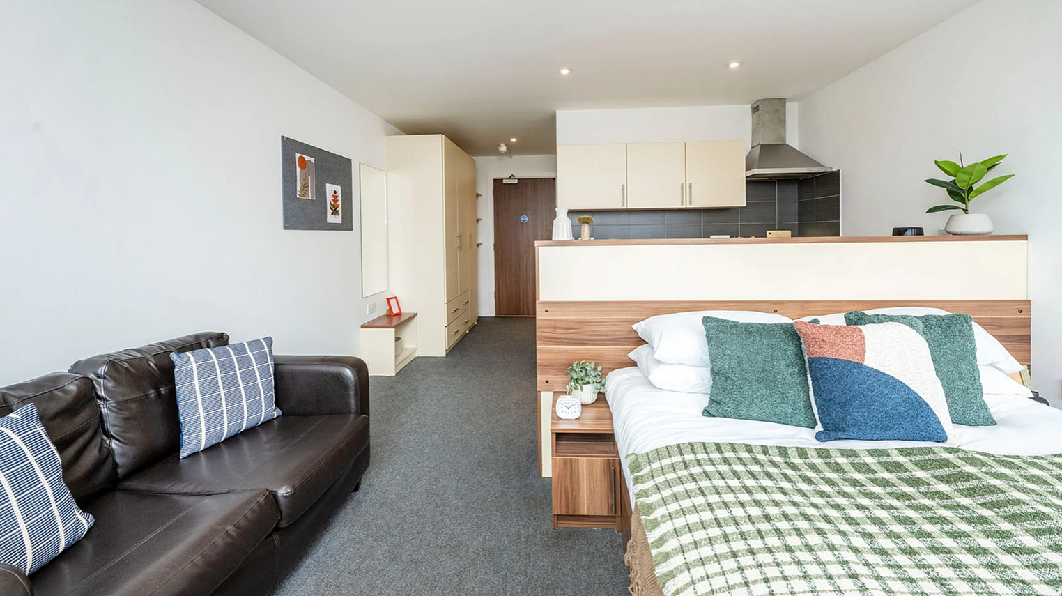 Silver Balcony Room - St Andrew's Gardens - Gallery - 1