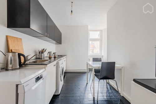 Sunny 4-room altbau-apartment near Gesundbrunnen