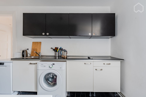 Sunny 4-room altbau-apartment near Gesundbrunnen