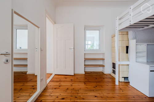 Sunny 4-room altbau-apartment near Gesundbrunnen