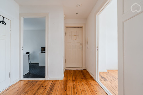 Sunny 4-room altbau-apartment near Gesundbrunnen