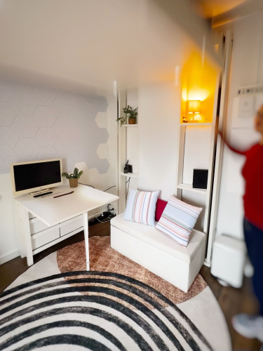 Fantastic, bright and functional studio - in a dynamic neighborhood near the Alexandre Dumas metro station