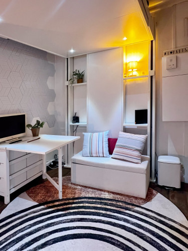Fantastic, bright and functional studio - in a dynamic neighborhood near the Alexandre Dumas metro station