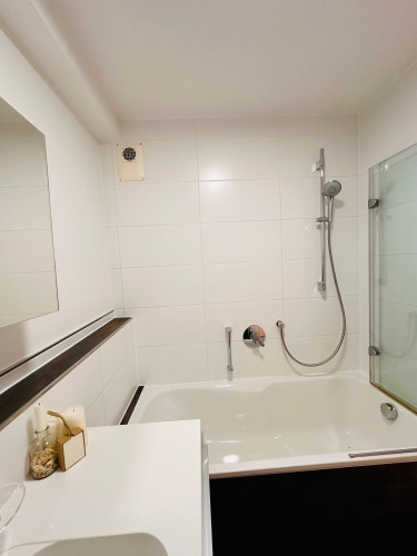 Beautiful and bright 2.5-room partially furnished apartment with kitchen, balcony, and underground parking in Leonberg.