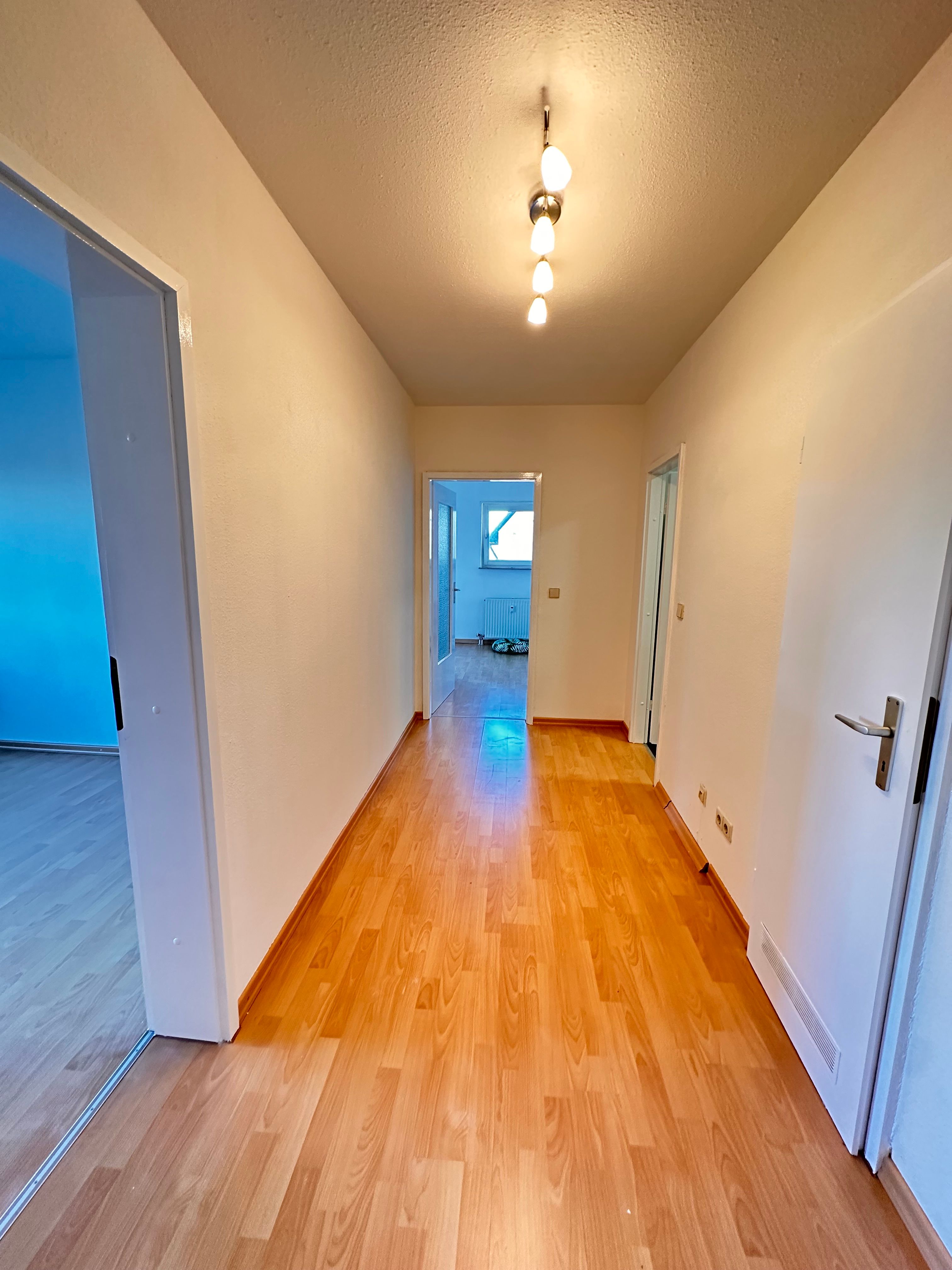 Beautiful And Bright 2.5-Room Partially Furnished Apartment With Kitchen, Balcony, And Underground P - Beautiful and bright 2.5-room partially furnished apartment with kitchen, balcony, and underground parking in Leonberg. - Gallery - 1