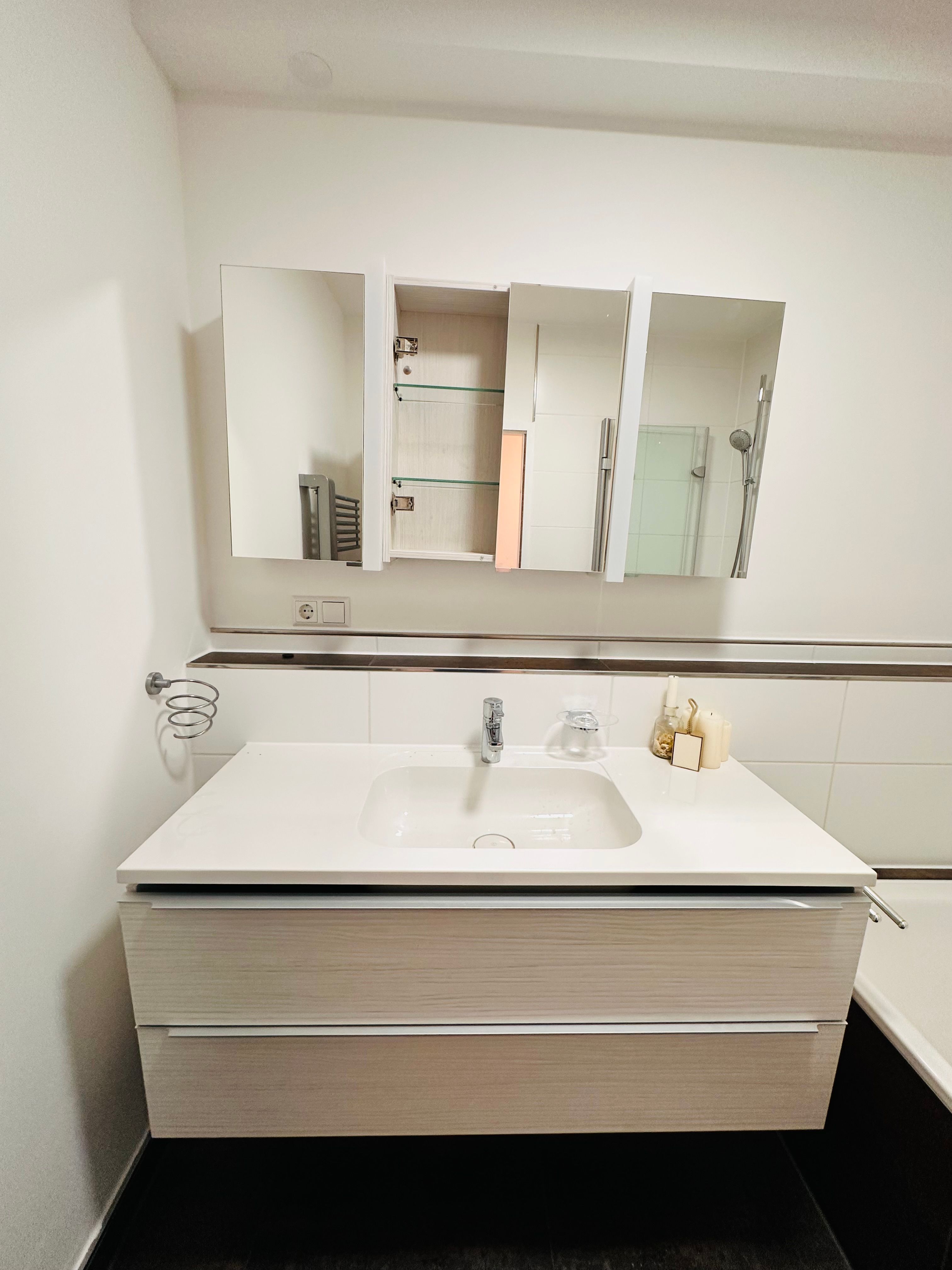 Beautiful And Bright 2.5-Room Partially Furnished Apartment With Kitchen, Balcony, And Underground P - Beautiful and bright 2.5-room partially furnished apartment with kitchen, balcony, and underground parking in Leonberg. - Gallery - 2