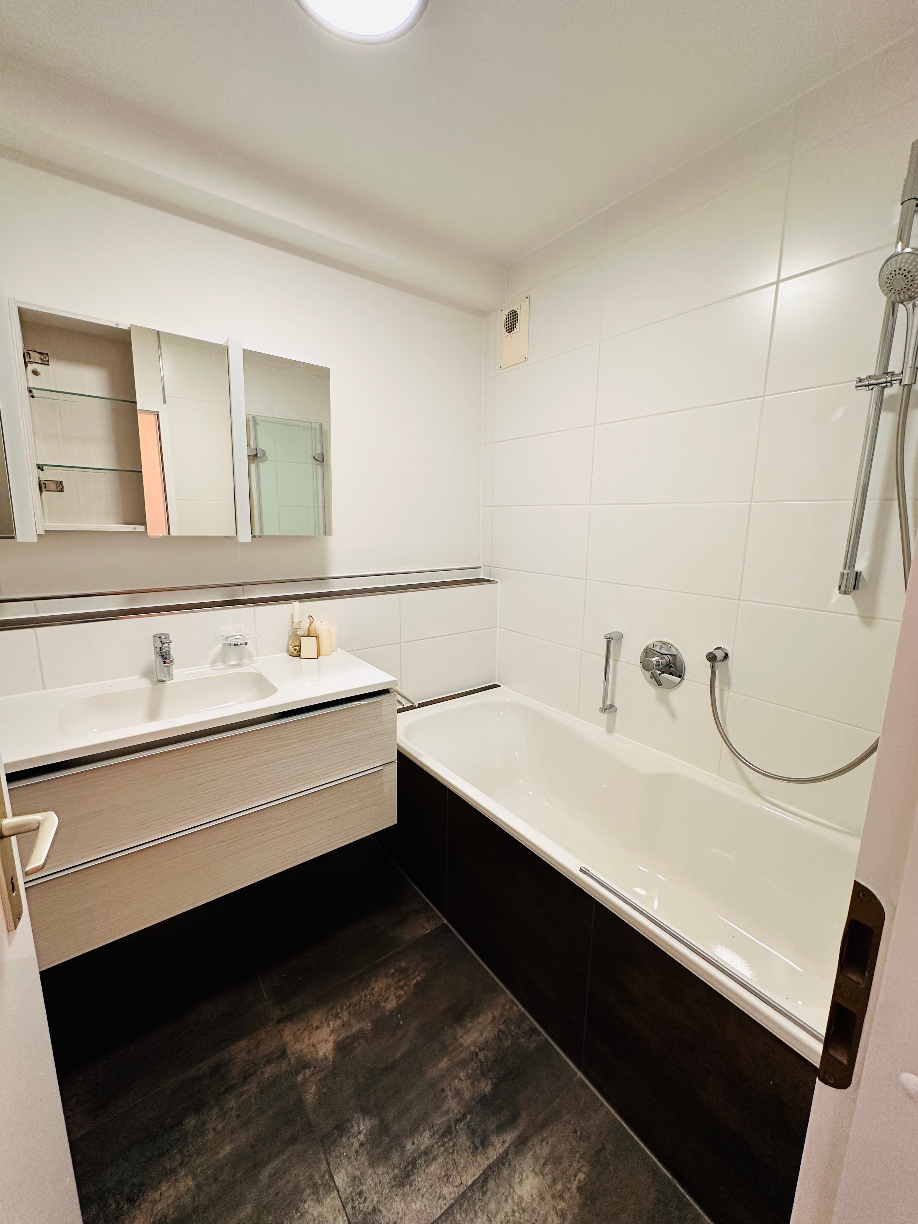 Beautiful And Bright 2.5-Room Partially Furnished Apartment With Kitchen, Balcony, And Underground P - Beautiful and bright 2.5-room partially furnished apartment with kitchen, balcony, and underground parking in Leonberg. - Gallery - 4
