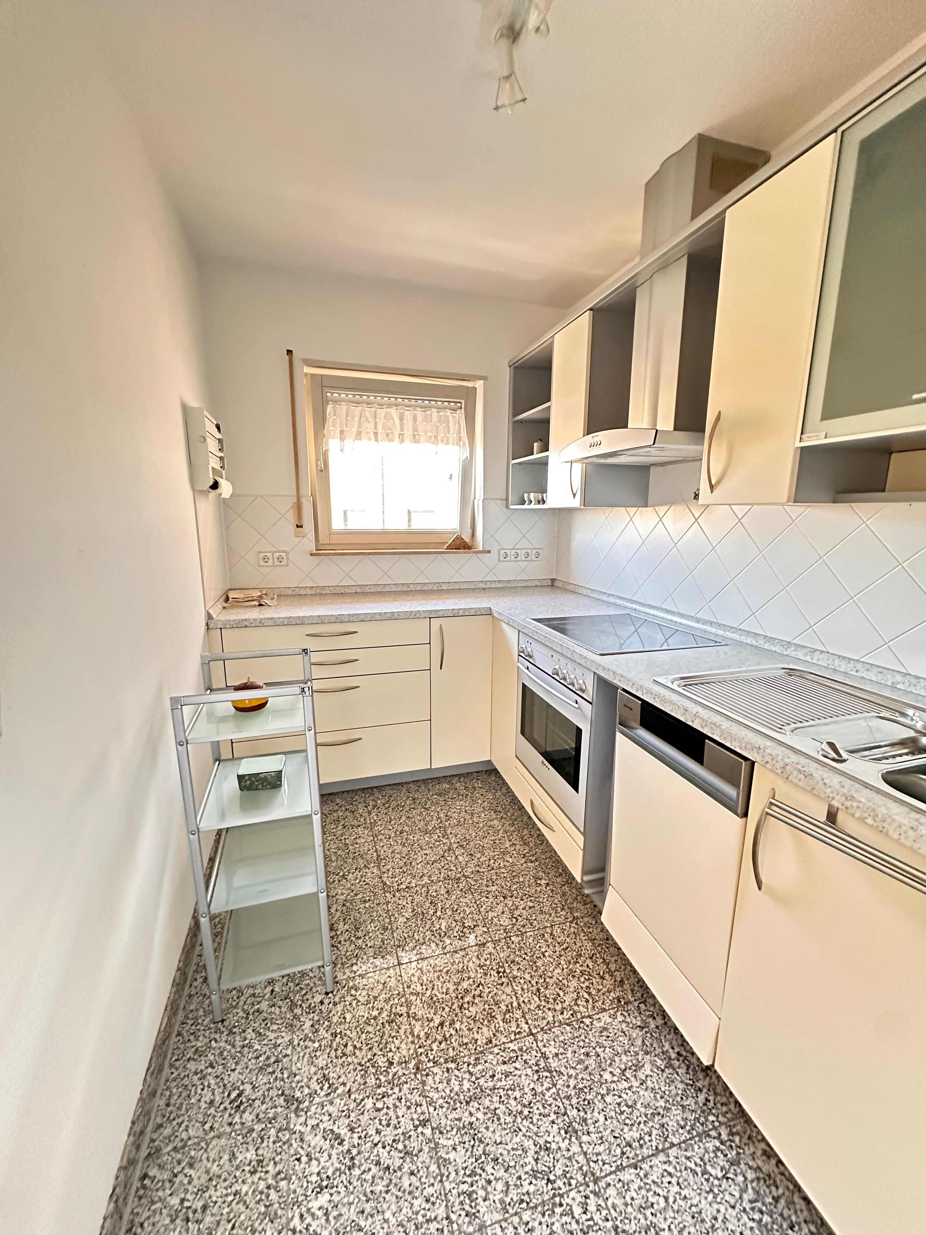 Beautiful And Bright 2.5-Room Partially Furnished Apartment With Kitchen, Balcony, And Underground P - Beautiful and bright 2.5-room partially furnished apartment with kitchen, balcony, and underground parking in Leonberg. - Gallery - 9