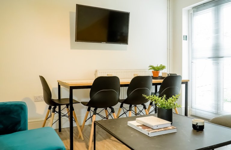  6 Bedroom House ,3  -  Baggholme Road  - Gallery -  3