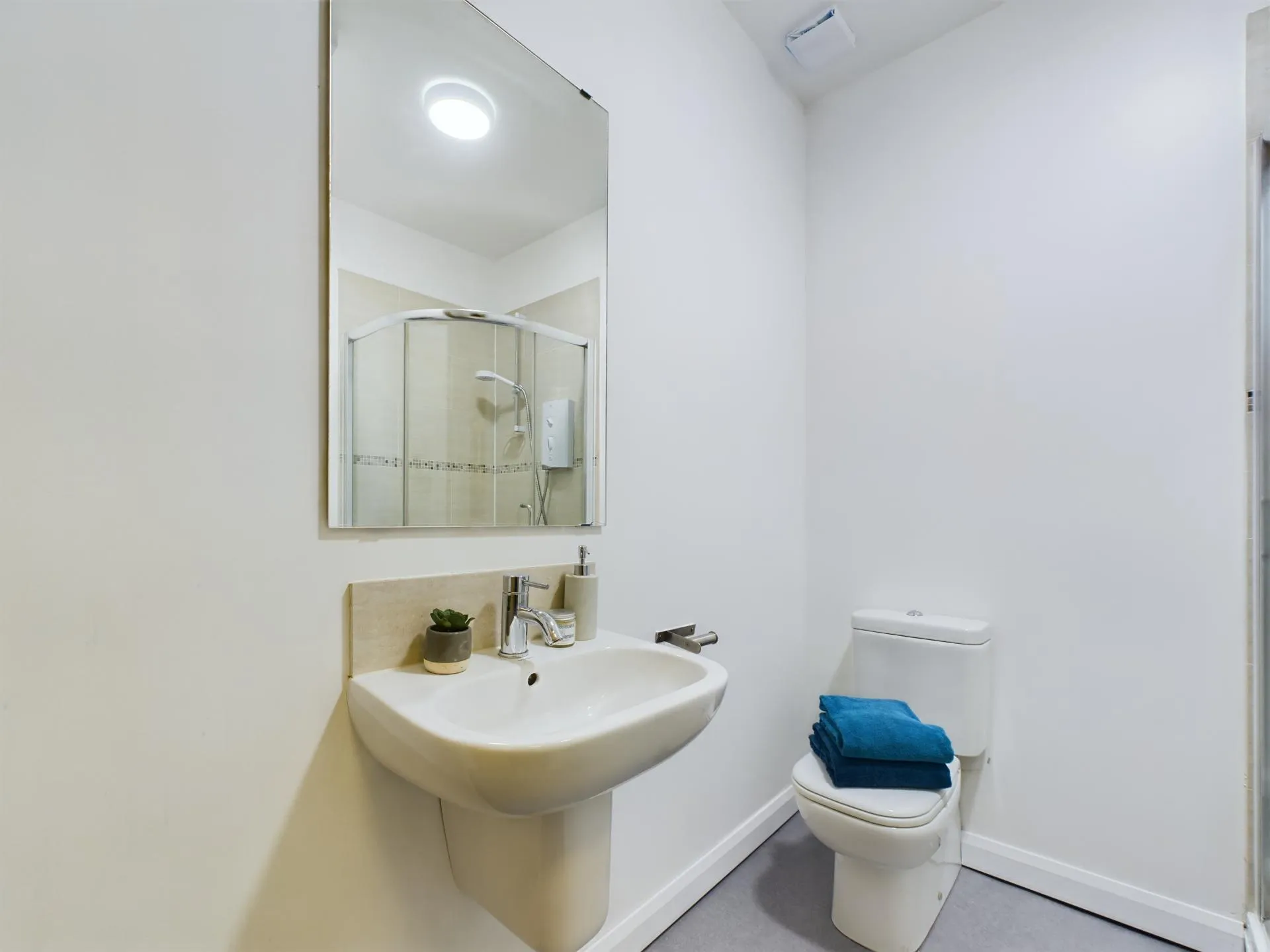 3 Bedroom House - Flat 2 - 8
