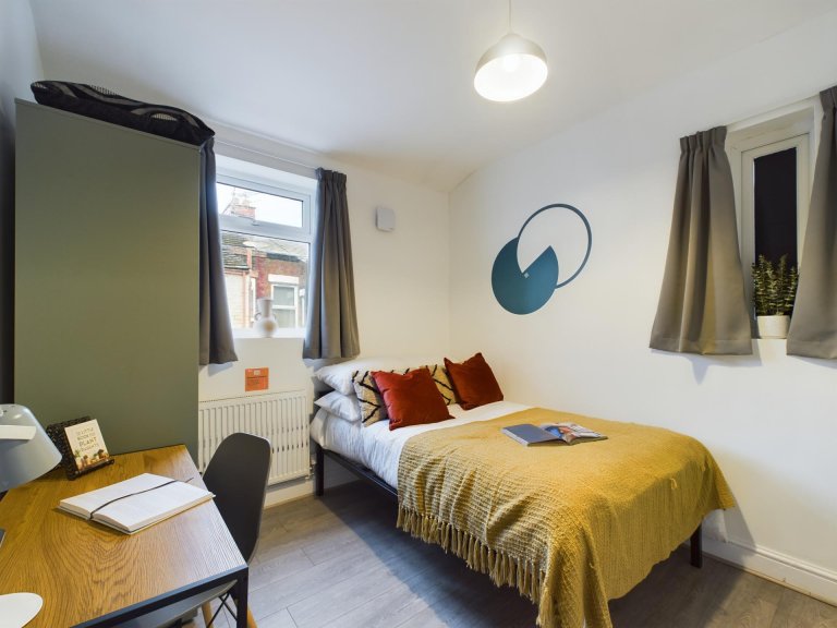  4 Bedroom House, 102 Leopold Road  -  Leopold Road  - Gallery -  1