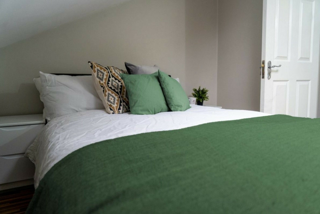  6 Bedroom House  -  Ashfield Road  - Gallery -  10
