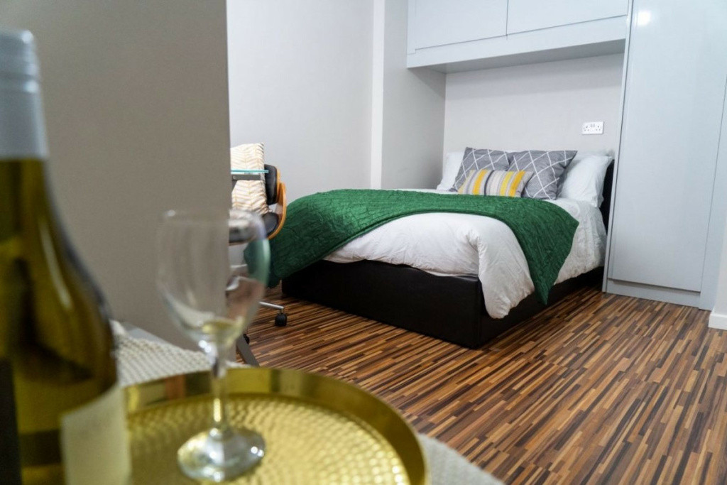  6 Bedroom House  -  Ashfield Road  - Gallery -  1