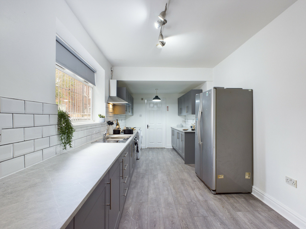  7 Bedroom House (9 Ruskin Avenue)  -  Ruskin Avenue  - Gallery -  2