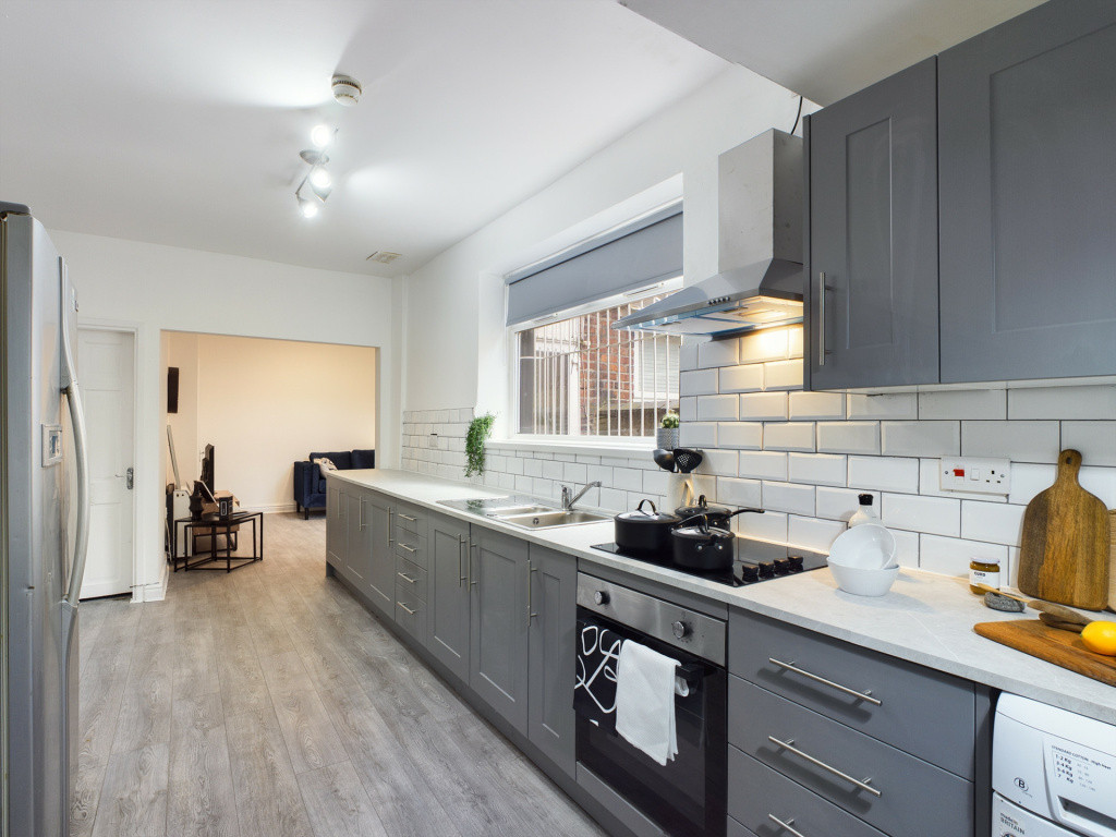  7 Bedroom House (9 Ruskin Avenue)  -  Ruskin Avenue  - Gallery -  9