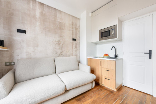 High-End Renovated Studio – Bright & Ideally Located in Paris 15th