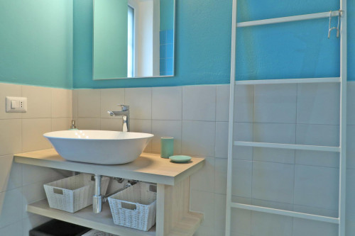 Renovated extremely bright 45 m / 590 ft flat