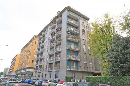 Renovated extremely bright 45 m / 590 ft flat