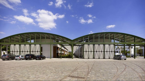 Modern and furnished apartment with a south-facing balcony.