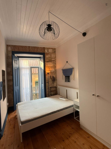 Brilliant Studio with a balcony close to Santarém Train Station 