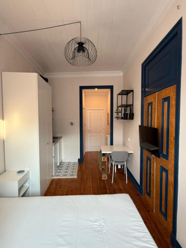 Brilliant Studio with a balcony close to Santarém Train Station 