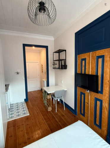 Brilliant Studio with a balcony close to Santarém Train Station 
