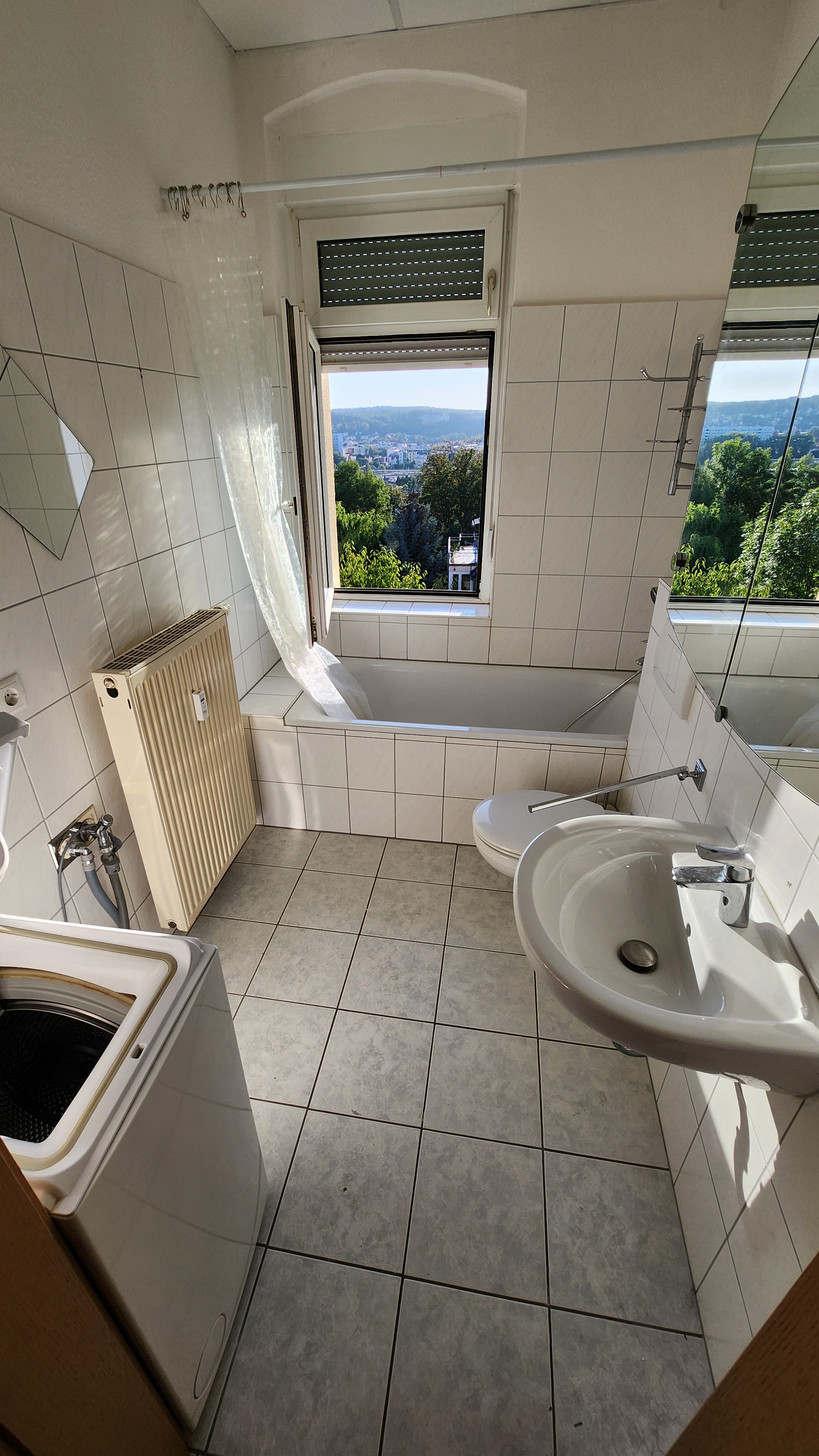 Modern Apartment With Nice Gera Balcony View - 23