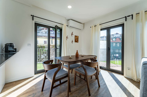 Great 2Bdr apartment, with parking and terrace, close to the river