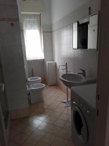 Single bed in twin bedroom in Sesto S. Giovanni - Gallery - 6