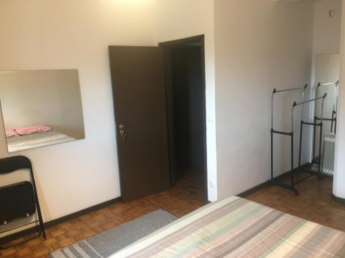 Spacious room with double bed near Polo Univer. HSJ, Alameda Shopping