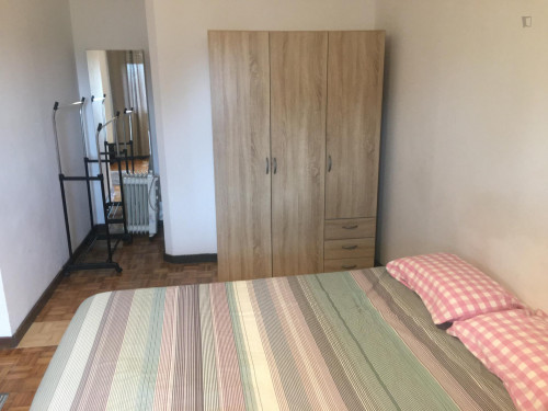 Spacious room with double bed near Polo Univer. HSJ, Alameda Shopping