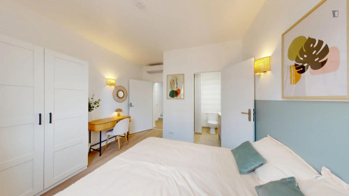 Spacious single ensuite bedroom near Parc Chambovet