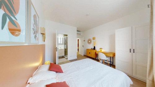 Large single ensuite bedroom near Parc Chambovet