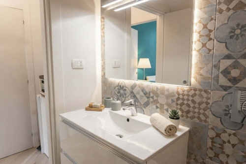 Refined two-room apartment near Fondazione Prada