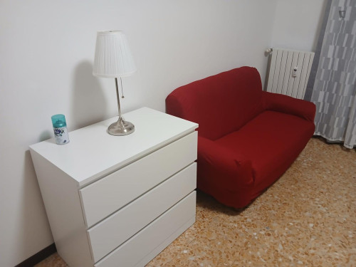 Single Bedroom in a 2 Bedroom Apartment in Milan