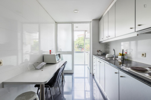 Single bedroom in a nice 4-bedroom flat in student-heavy Paranhos - Gallery - 11