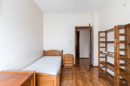 Single bedroom in a nice 4-bedroom flat in student-heavy Paranhos - Gallery - 21